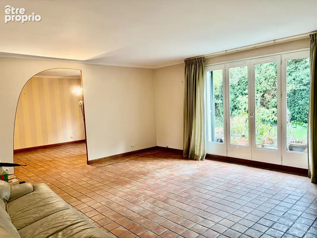HAUT BUC  Maison individuelle 5 chambres (3 de plain-pied) garage et jardin roseraie - photo 5