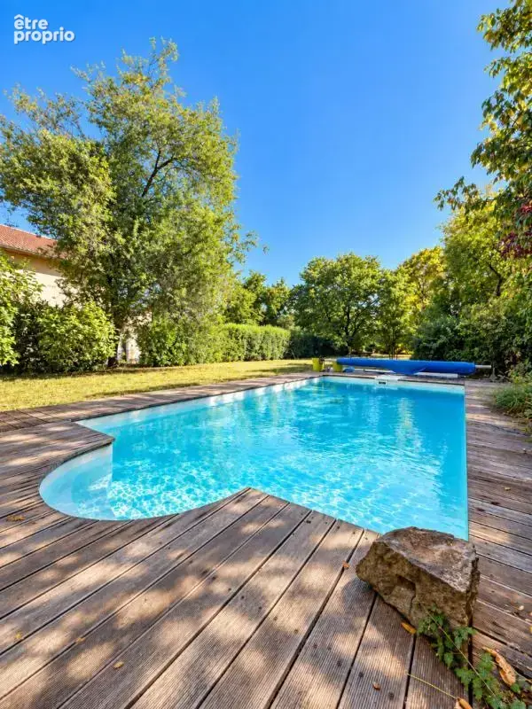Maison de maître avec piscine et terrain arboré de 1 600 m² - photo 2