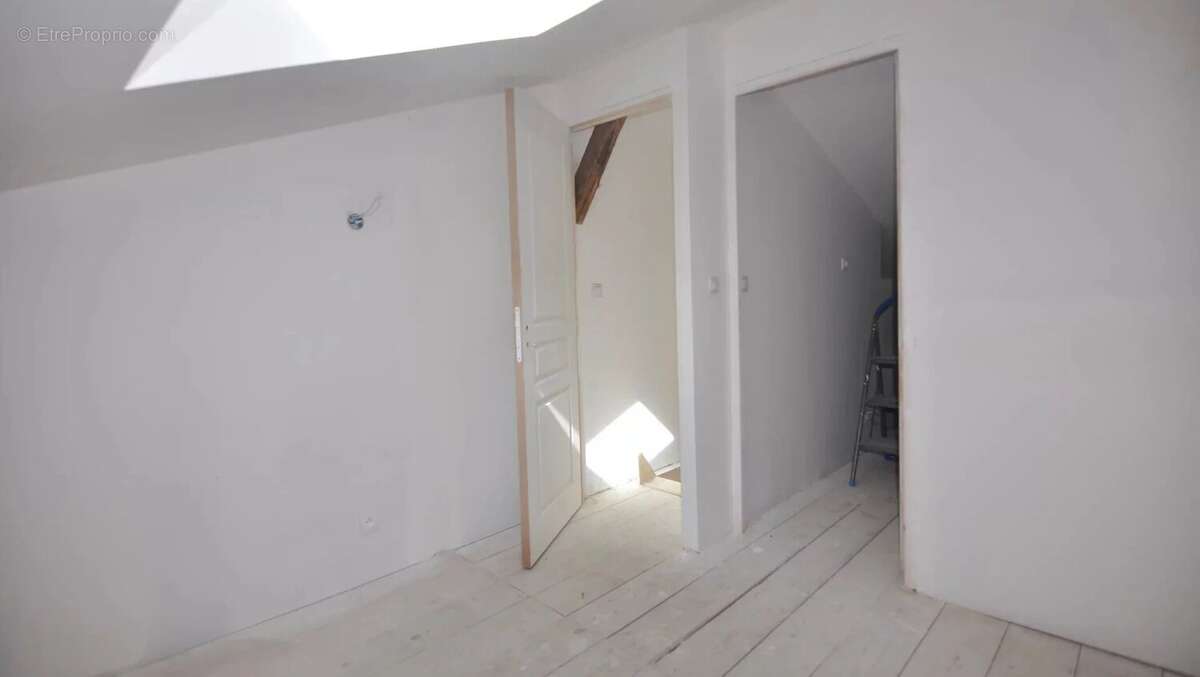 Maison à VILLEBOIS-LAVALETTE