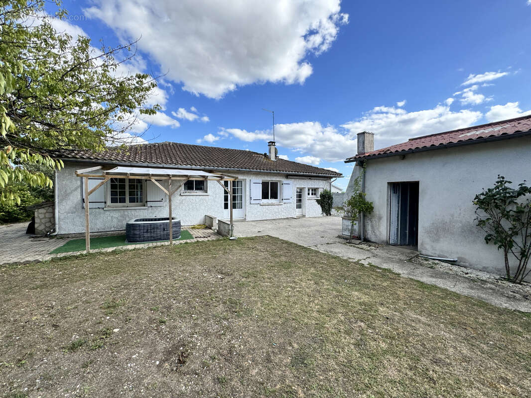 Maison à BARBEZIEUX-SAINT-HILAIRE