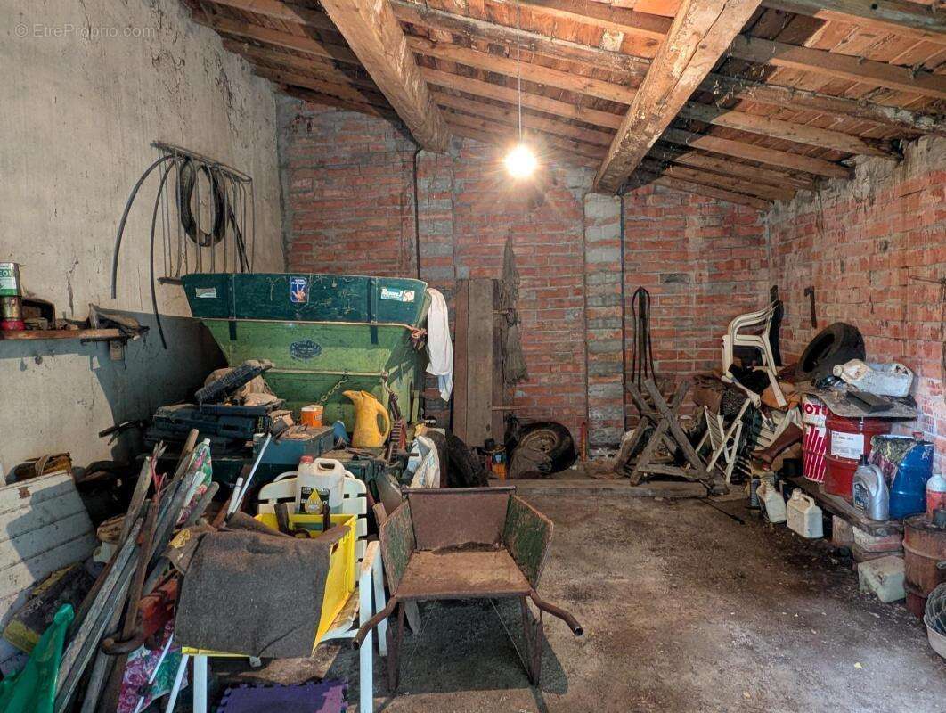 Parking à RIEUX-EN-VAL