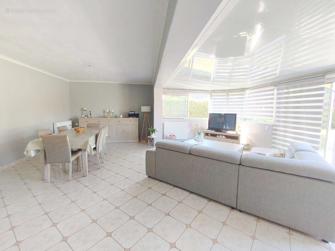 Maison plain-pied 3 chambres et triple garage - photo 3