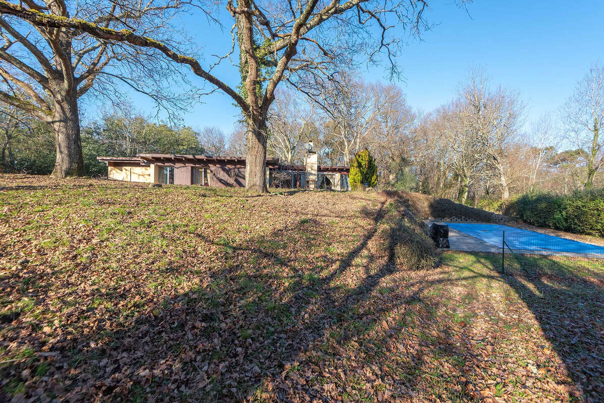 Proche commerces - maison 5 chambres - 250 m2 - sur 7.55 ha - photo 4