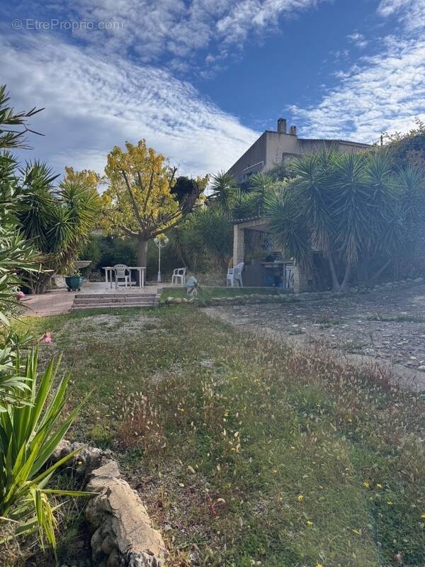 Terrain à SAINT-MITRE-LES-REMPARTS