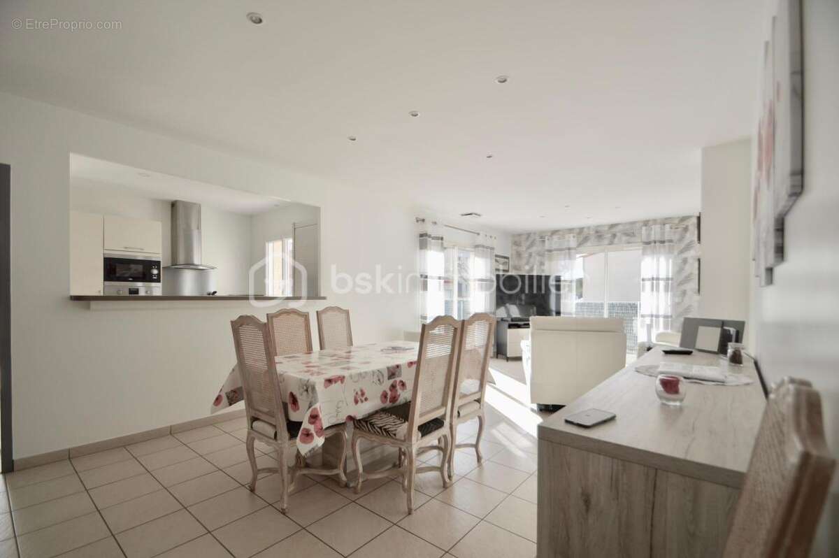 Maison à SAINT-LAURENT-DE-LA-SALANQUE