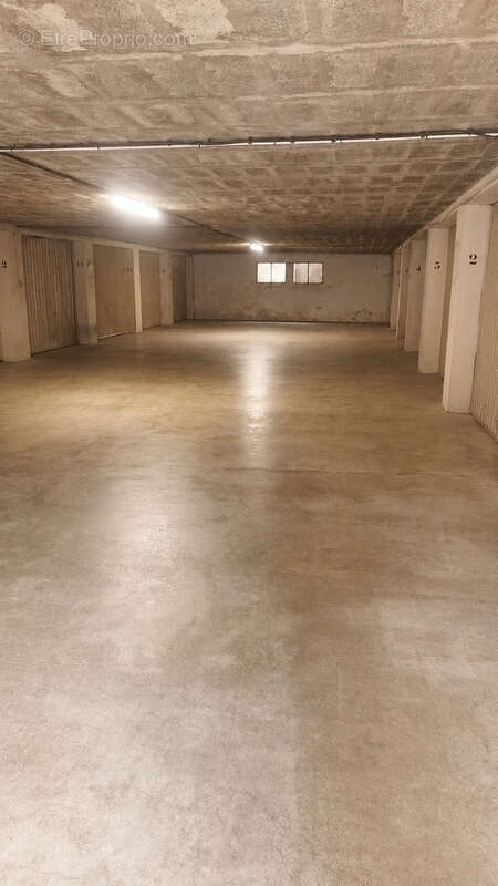 Garage de 15 m2 en sous-sol sécurisé par porte automatique - photo 4