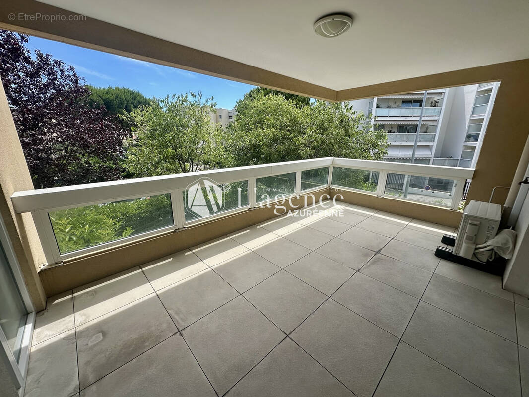 Appartement à SAINT-LAURENT-DU-VAR