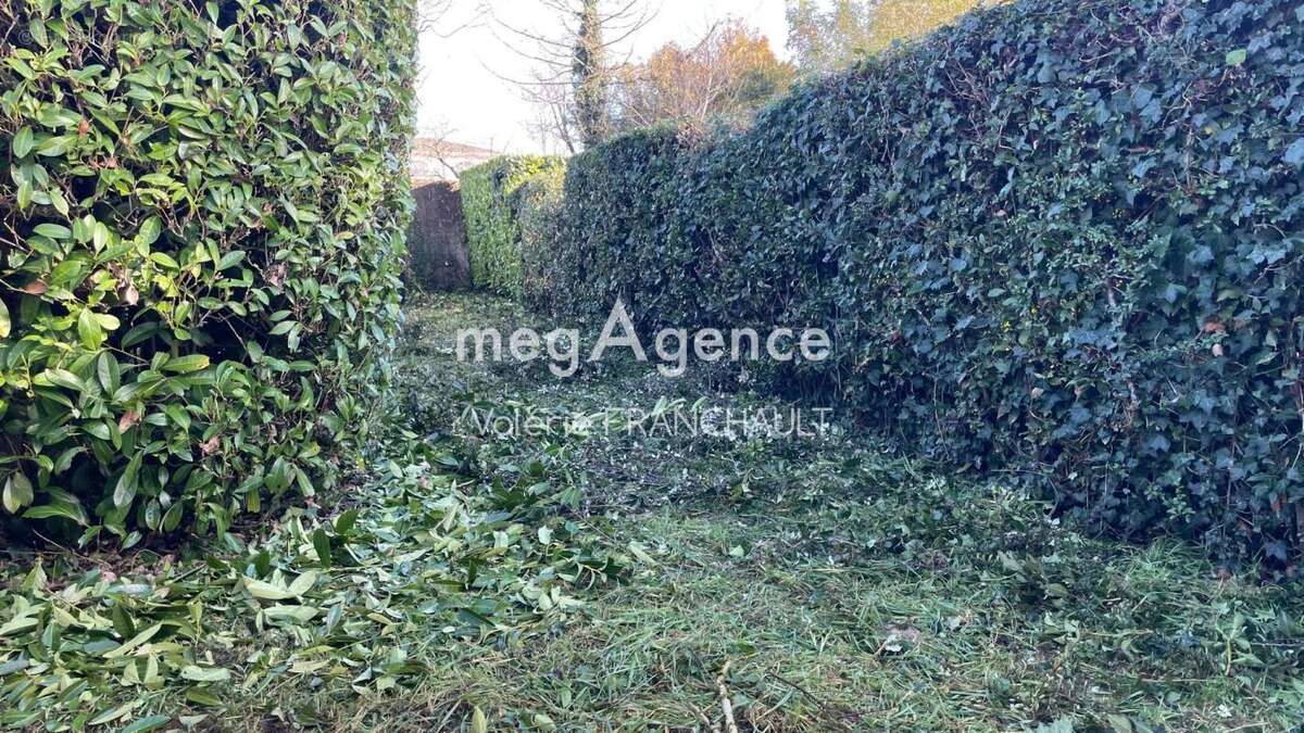 Niort- Garage de 53M2 avec jardin clos sur une parcelle de 150M2 - photo 2