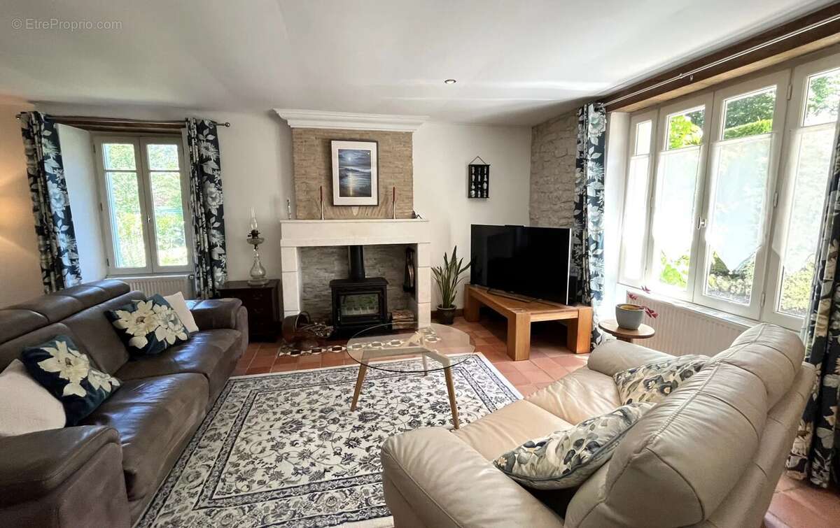 Maison à SAINT-LAURENT-DES-COMBES