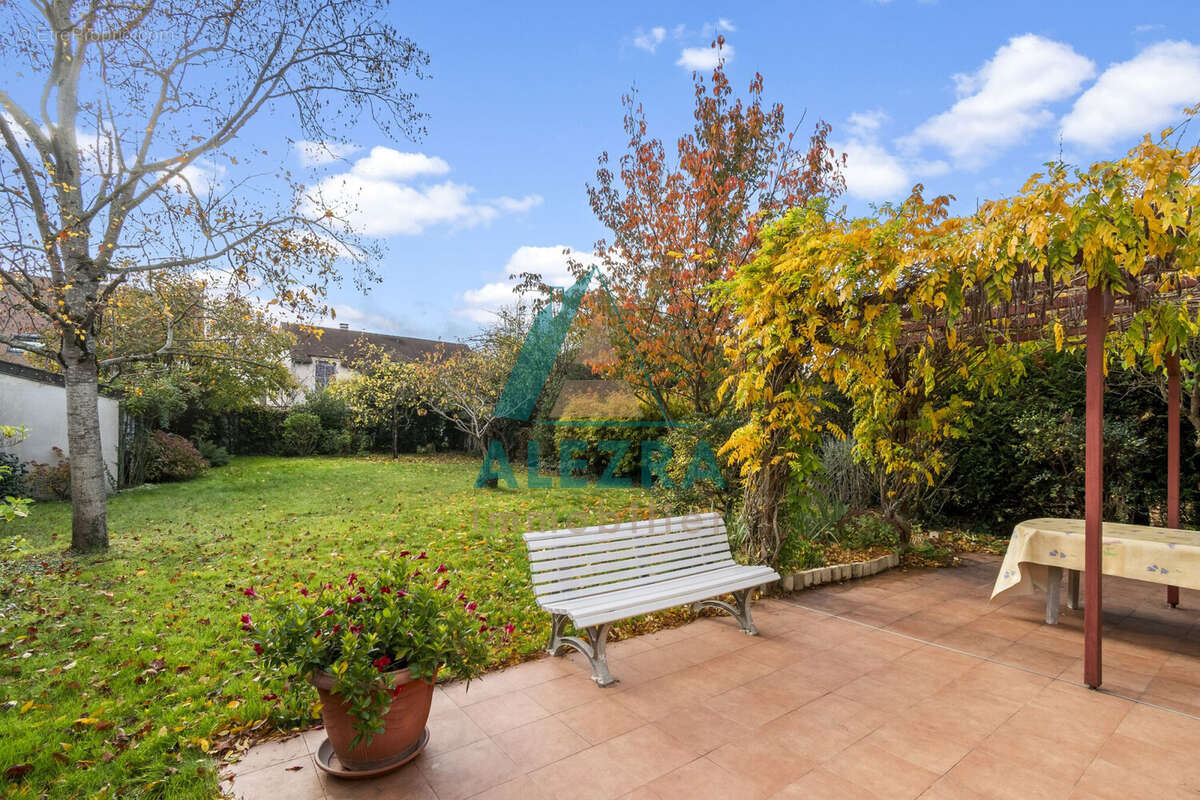 Maison à LE MESNIL-LE-ROI