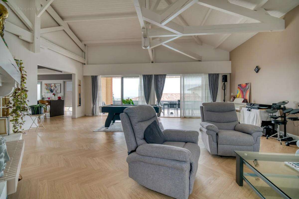 Maison individuelle rénovée 300 m² avec piscine, terrain arboré et appartement indépendant - photo 4