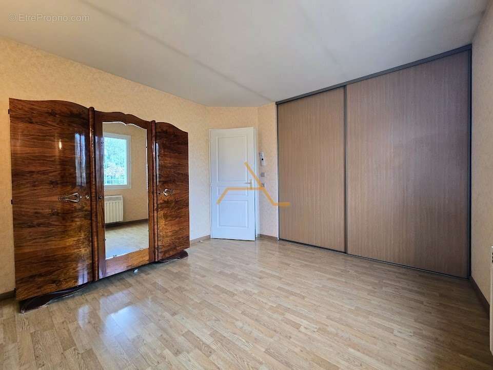 Maison à MONTBOUCHER-SUR-JABRON