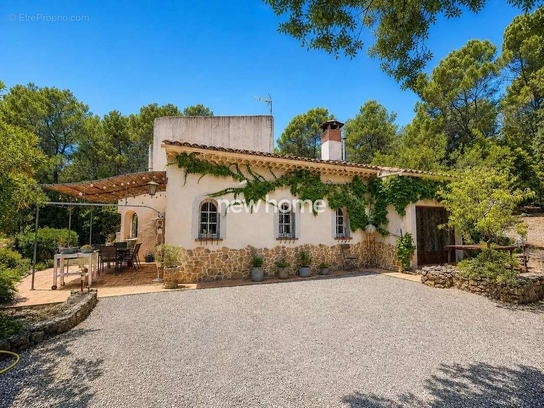 Élégante propriété de caractère avec très belle vue, piscine et gîte indépendant - photo 2