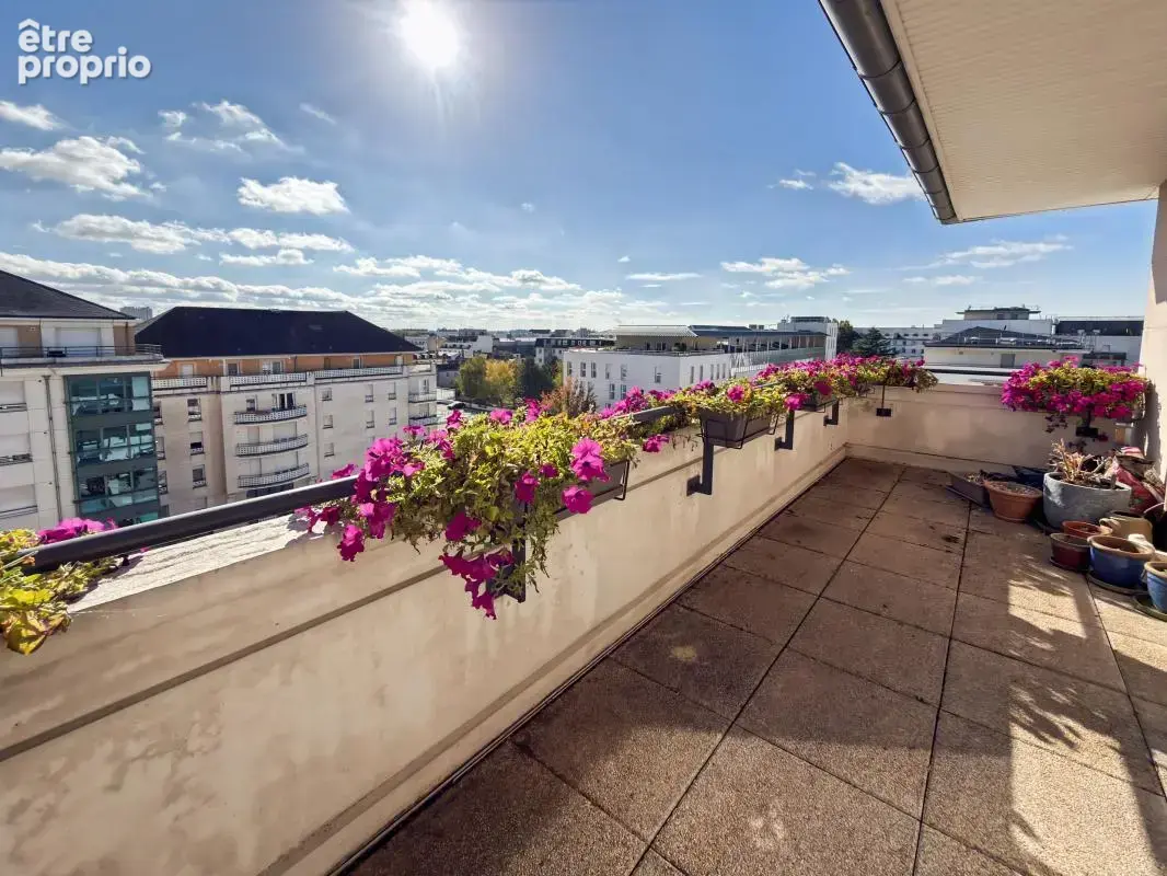  Grand T4 lumineux en dernier étage avec terrasses — Tram & commerces au pied de l'immeuble  - photo 1
