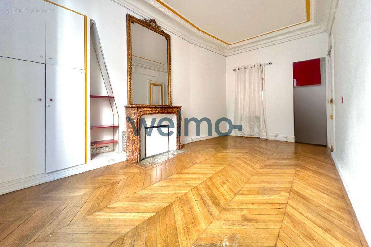 Commerce à PARIS-8E