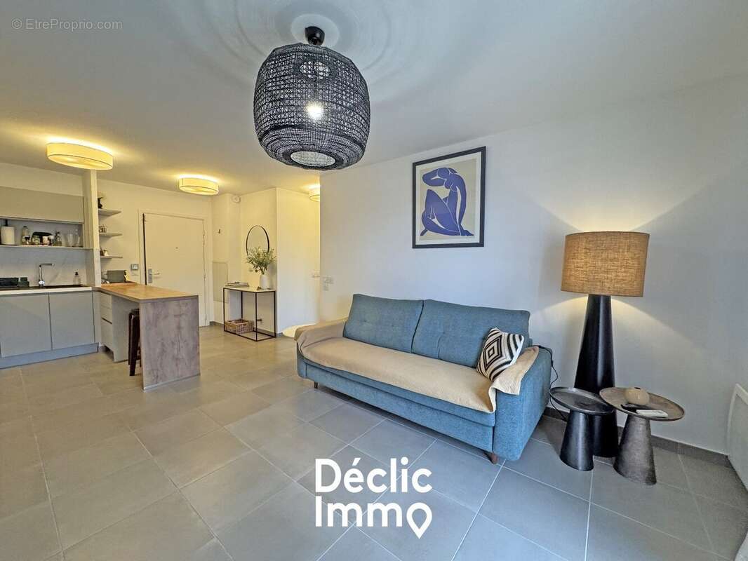 Appartement à LA ROQUETTE-SUR-SIAGNE