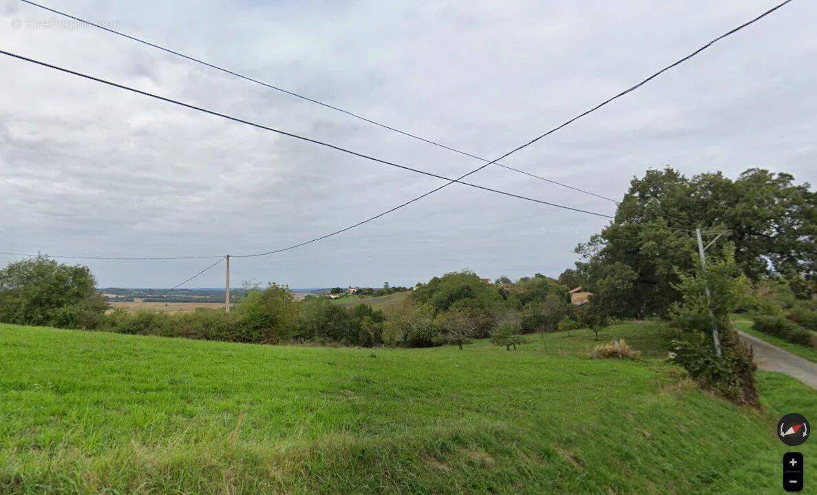 Terrain à VILLECOMTAL-SUR-ARROS