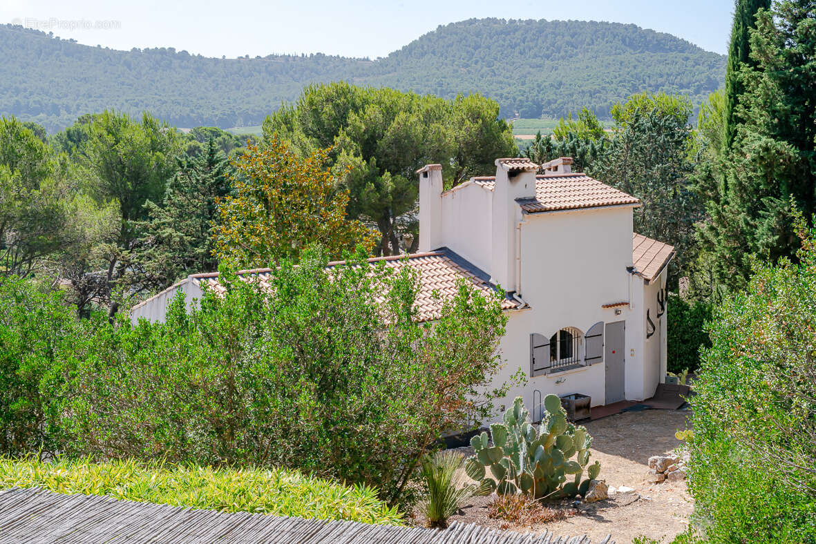 Roquefort-la-Bédoule   Maison de plain-pied sur un terrain de 2 832 m2 avec piscine et dépendances - photo 14
