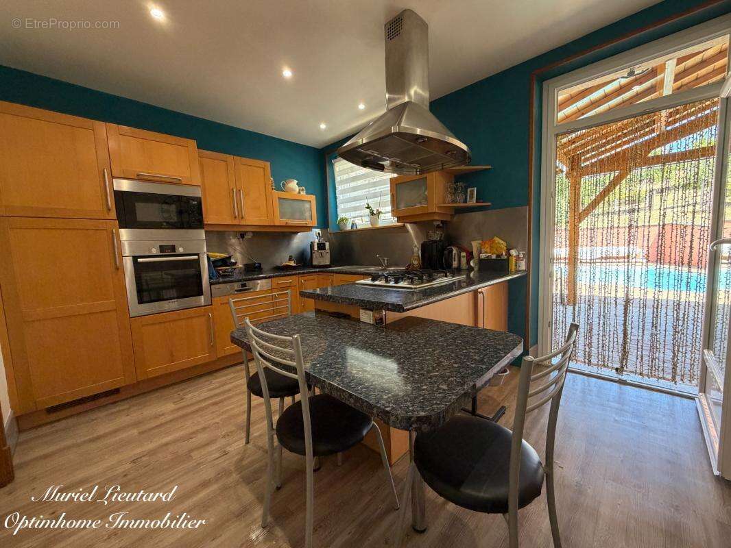Propriete de caractere 6 pieces 137 m2 - photo 3