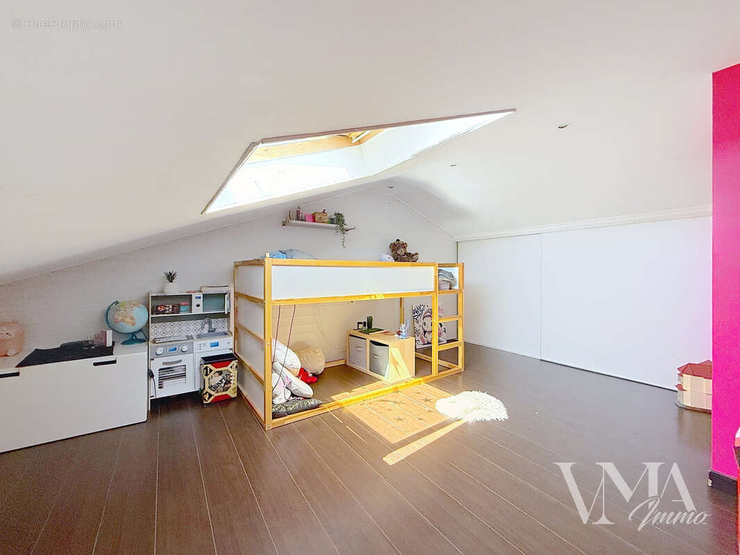 LA TOUR-DE-SALVAGNY   Maison familiale 7 pièces avec piscine 650 000 €  146 m2 Carrez  Terrain 631 m2 - photo 19