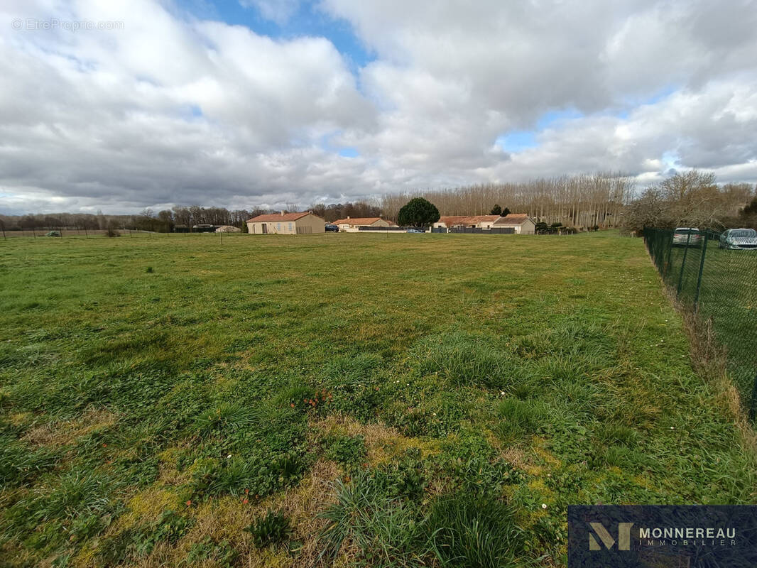 Terrain à BAIGNES-SAINTE-RADEGONDE