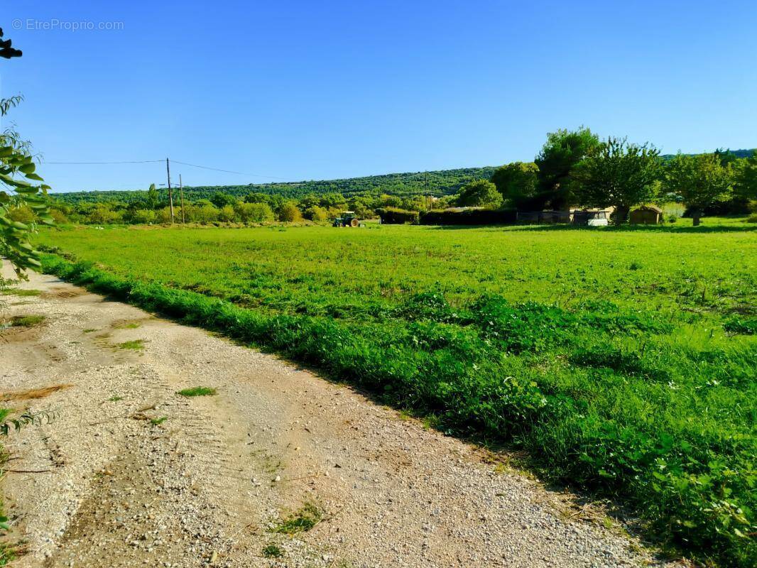 Terrain à LUSSAN