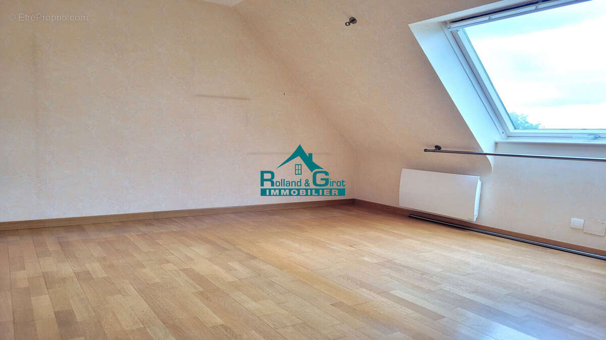 Maison familiale 140 m² habitables sur près de 600 m² de terrain avec sous-sol et grand garage - photo 10