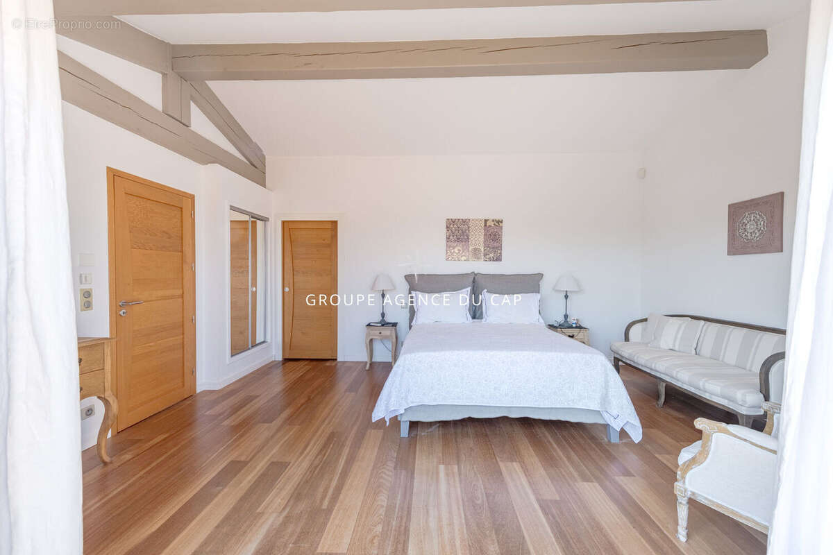 Villa de 185m2 avec vue mer à 250 mètres des plages des Issambres - photo 13