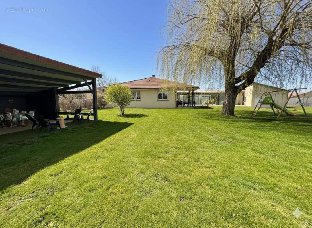 Maison rénovée avec jardin et piscine - photo 3
