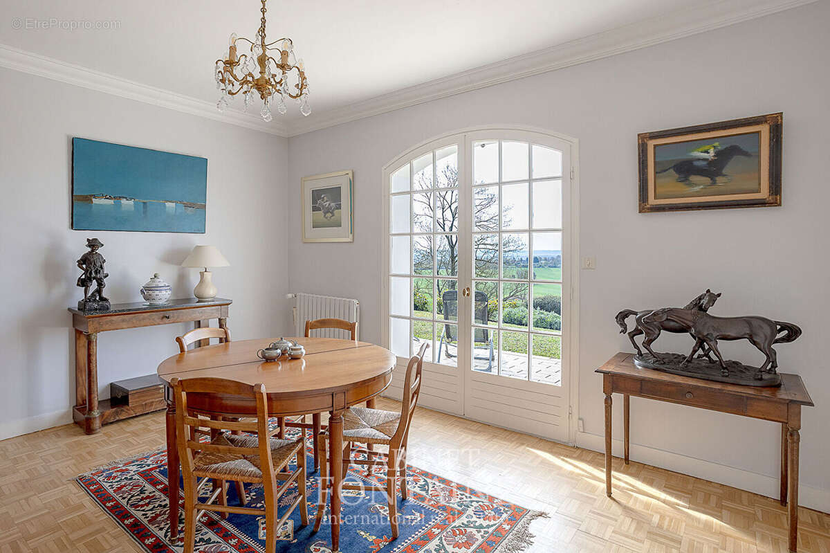 Maison à LE MONT-SAINT-ADRIEN