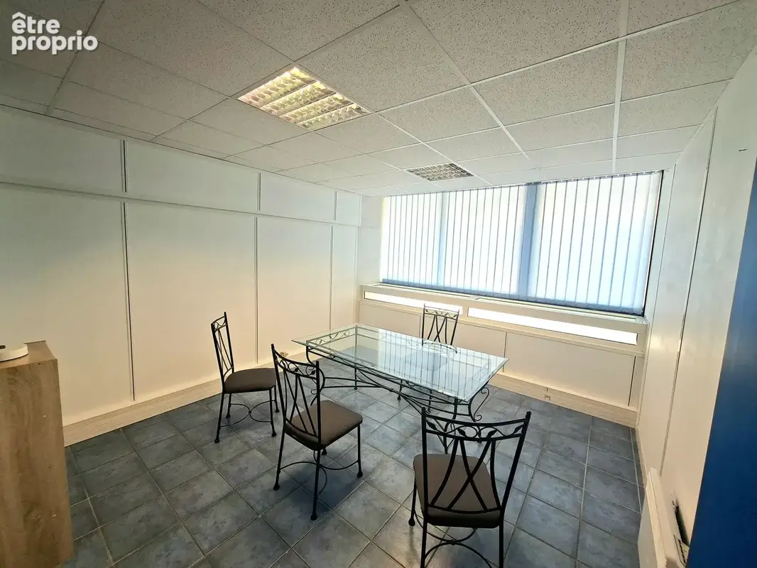 Local 142m2 -  entrepot + bureaux - grand parking - acces pl - photo 7