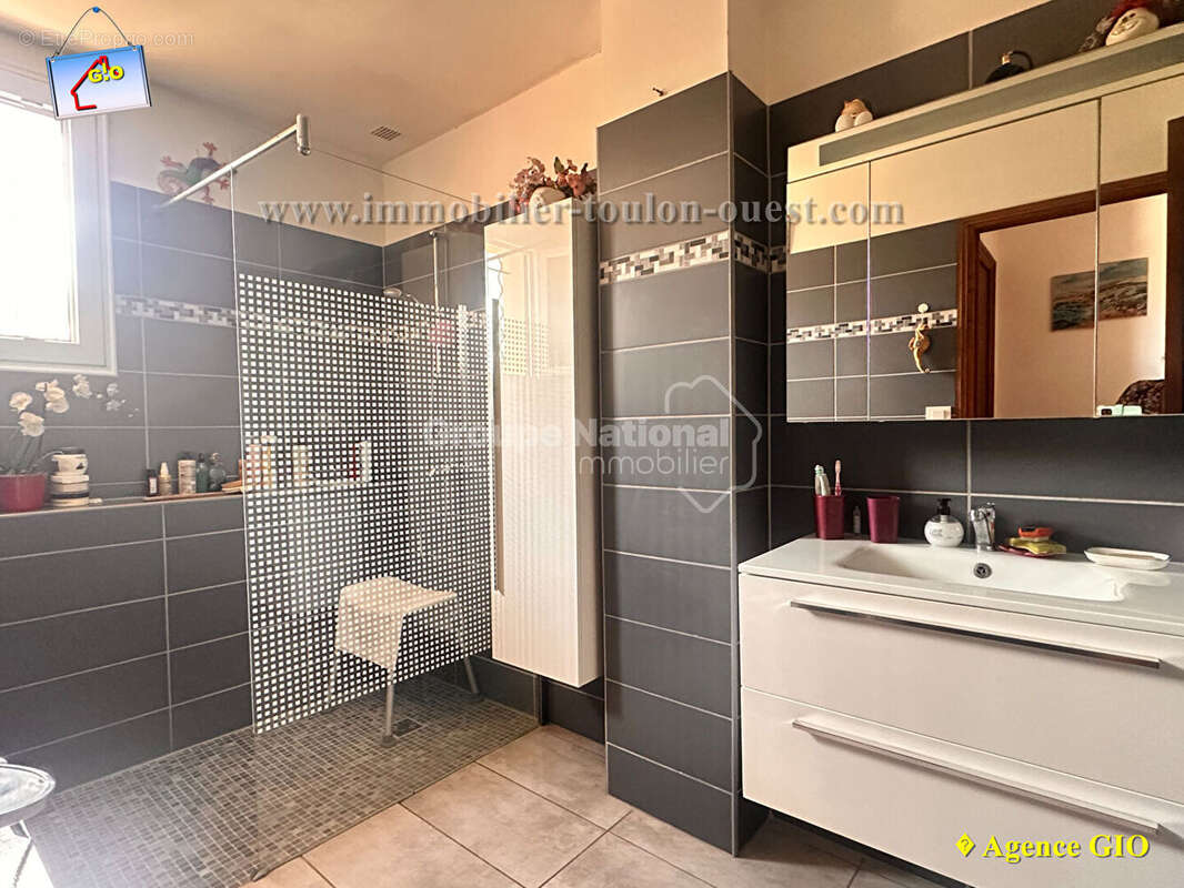 La crau - villa t6 de 118 m² - piscine -  garage - terrain de 600 m² - photo 6
