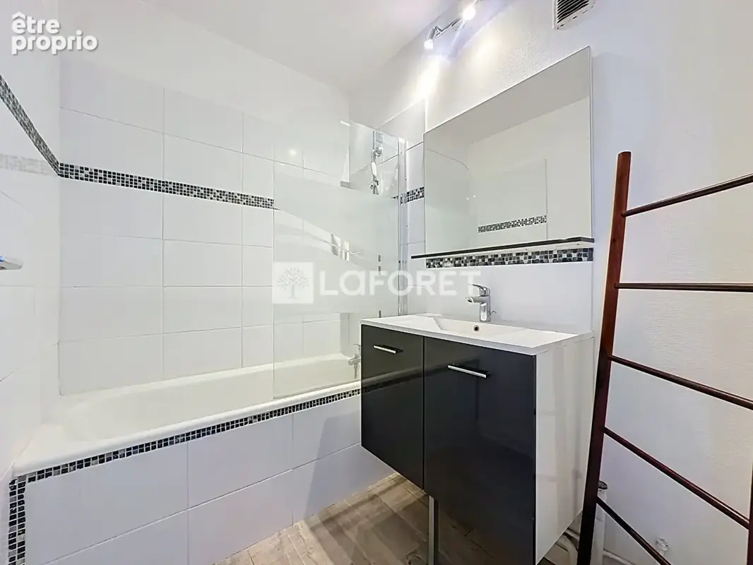 T3 dernier etage - vue magnifique - climatisation - rillieux la  pape ville nouvelle - photo 7