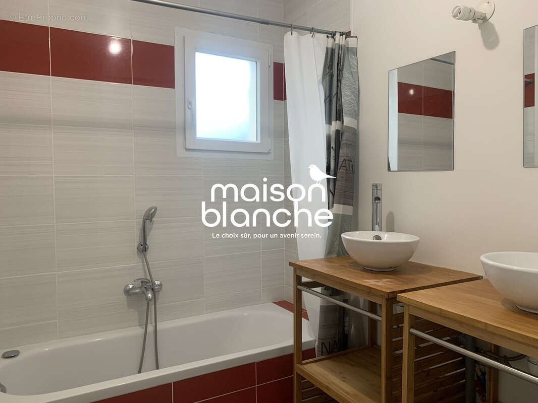 Maison à SAINT-CYR-DU-DORET