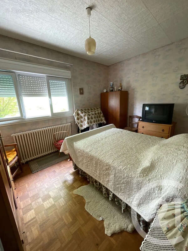 Maison 128 m² à Saint-Aigulin  - photo 4