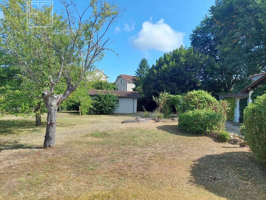 Maison et double garage sur 1360 m² de terrain clos - photo 12