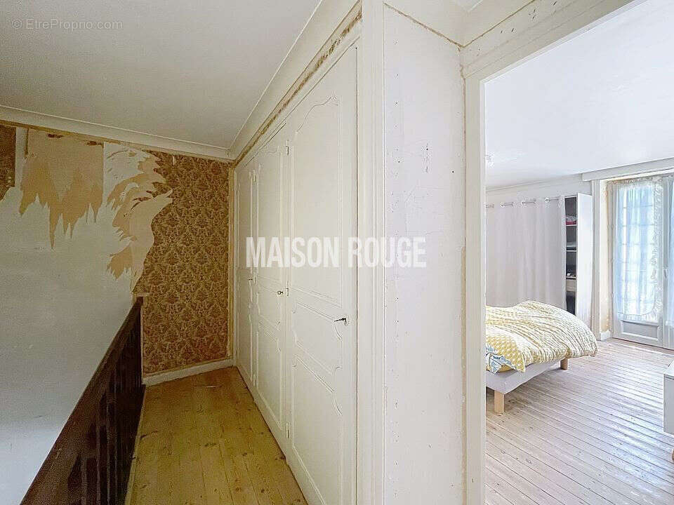 Maison de ville à finir de rénover avec terrasse et potentiel située à MINIAC MORVAN - photo 8