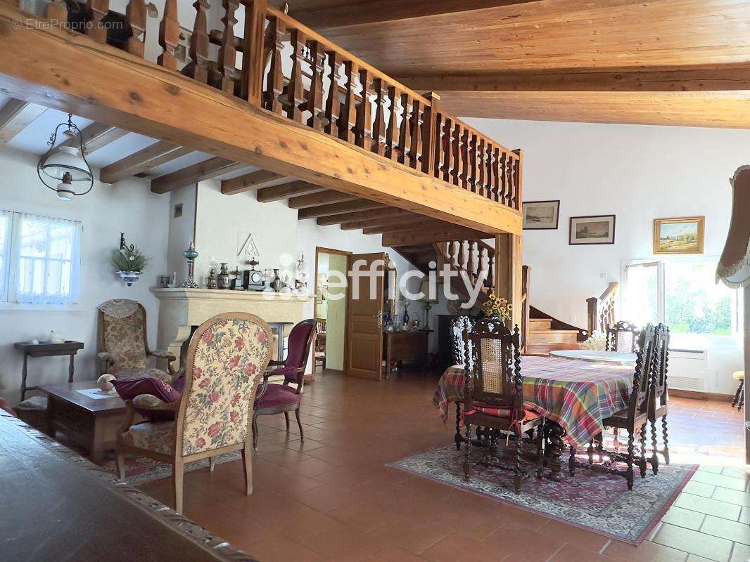 Maison à MONTAREN-ET-SAINT-MEDIERS