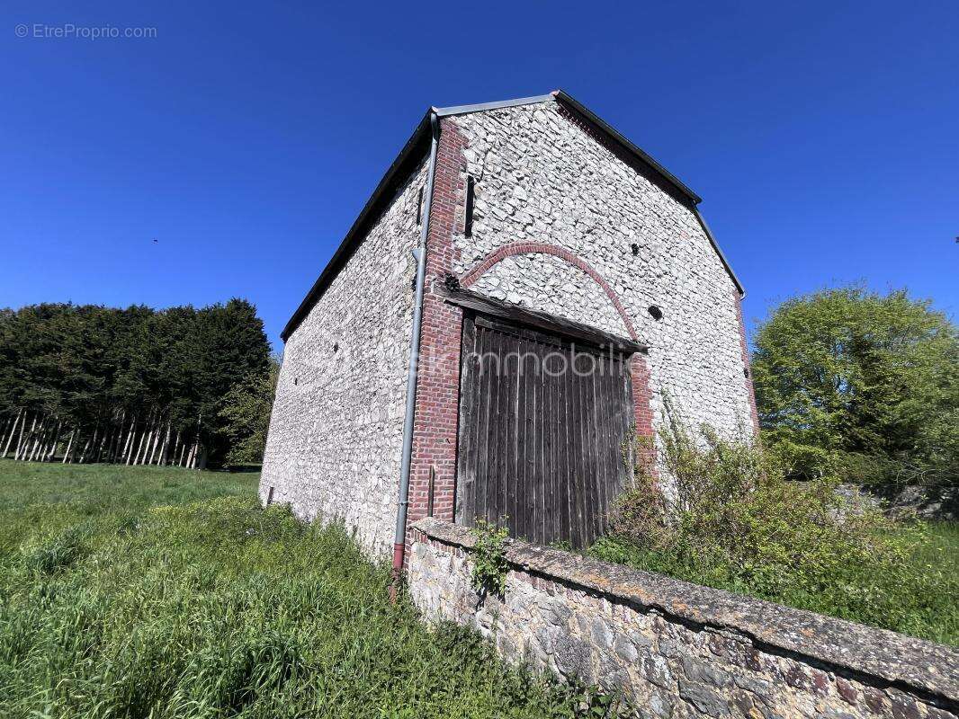 Grange de caractère sur terrain constructible de 753 m2 – Fort potentiel d’aménagement - photo 8
