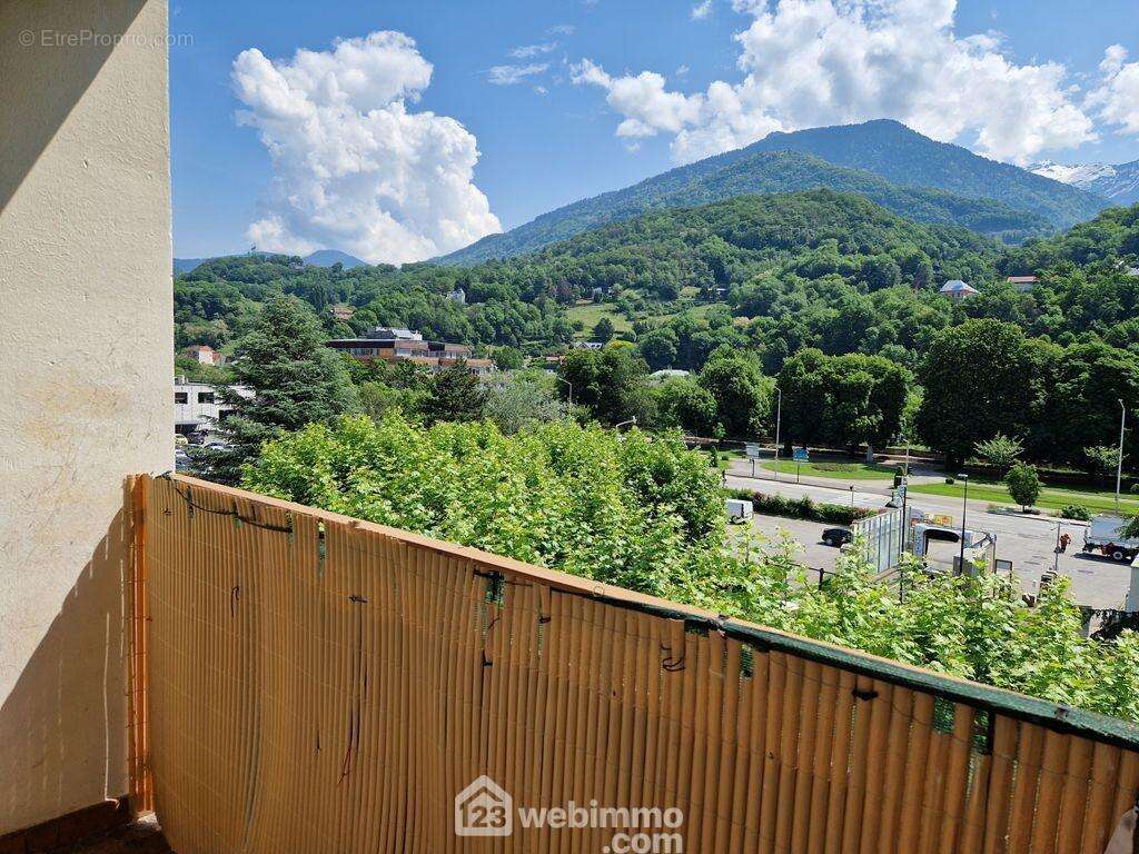 Elle donne accès à un balcon exposé Est. - Appartement à ALBERTVILLE