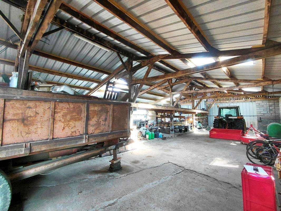 Maison en pierre rénovée, dépendances, hangar de 260m² - photo 13