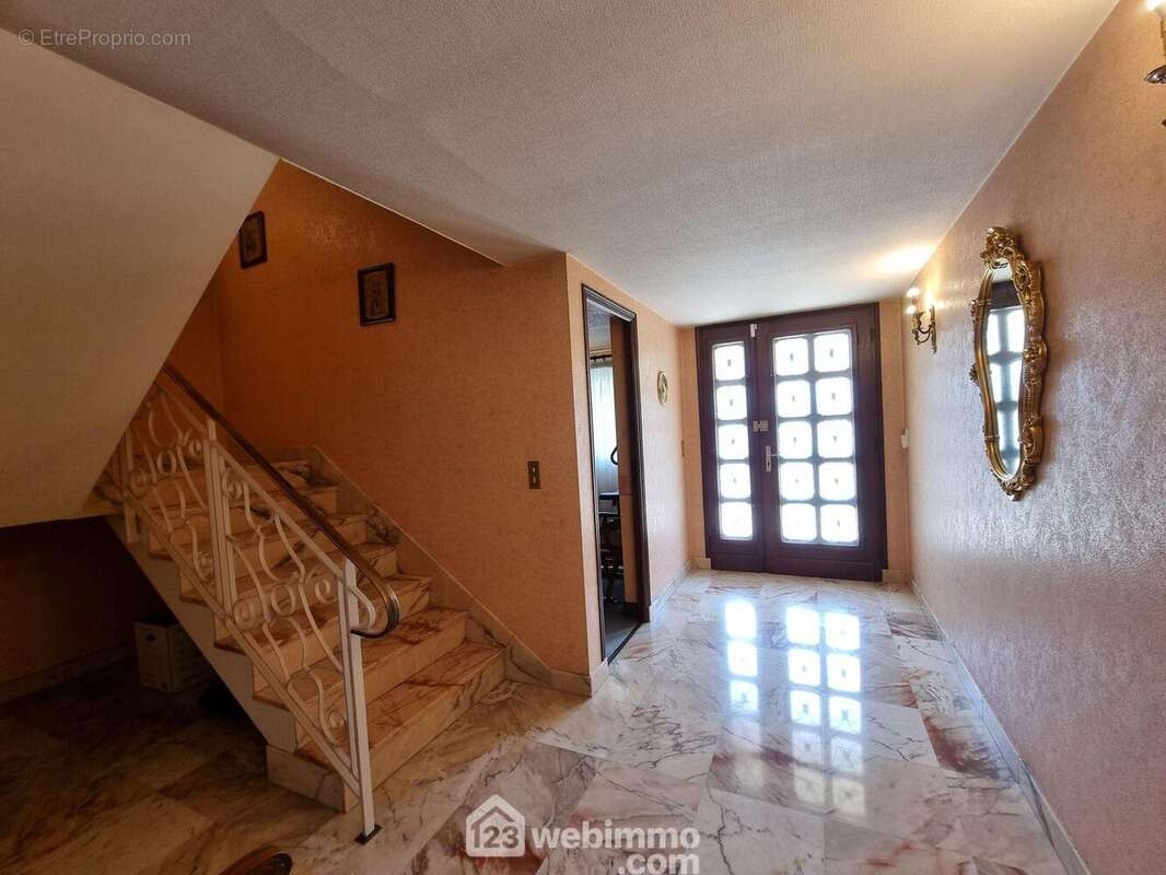 Véritable maison de maçon, construite en 1980 et dont les prestations sont de qualités, - Maison à ORLY