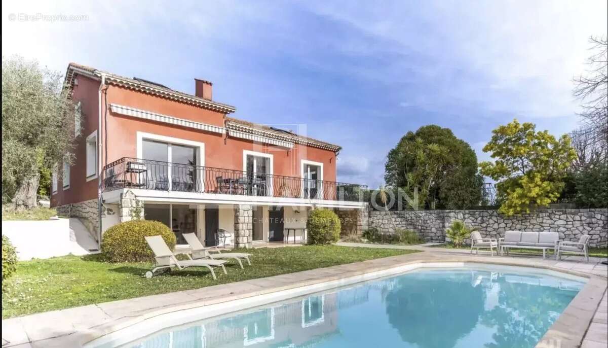 Maison à CHATEAUNEUF-GRASSE