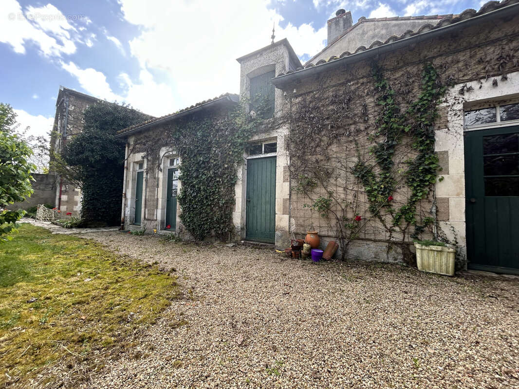 Maison à LUSSAC-LES-CHATEAUX
