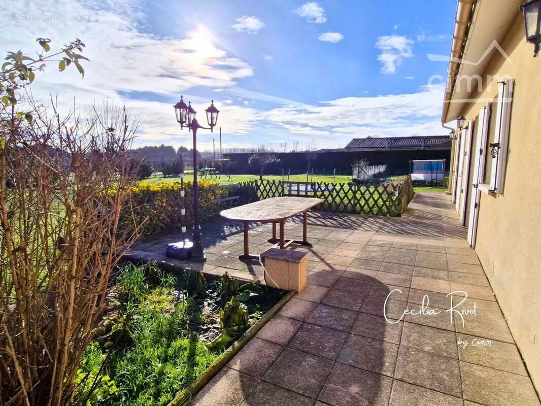 Maison à SAINT-CHRISTOLY-DE-BLAYE