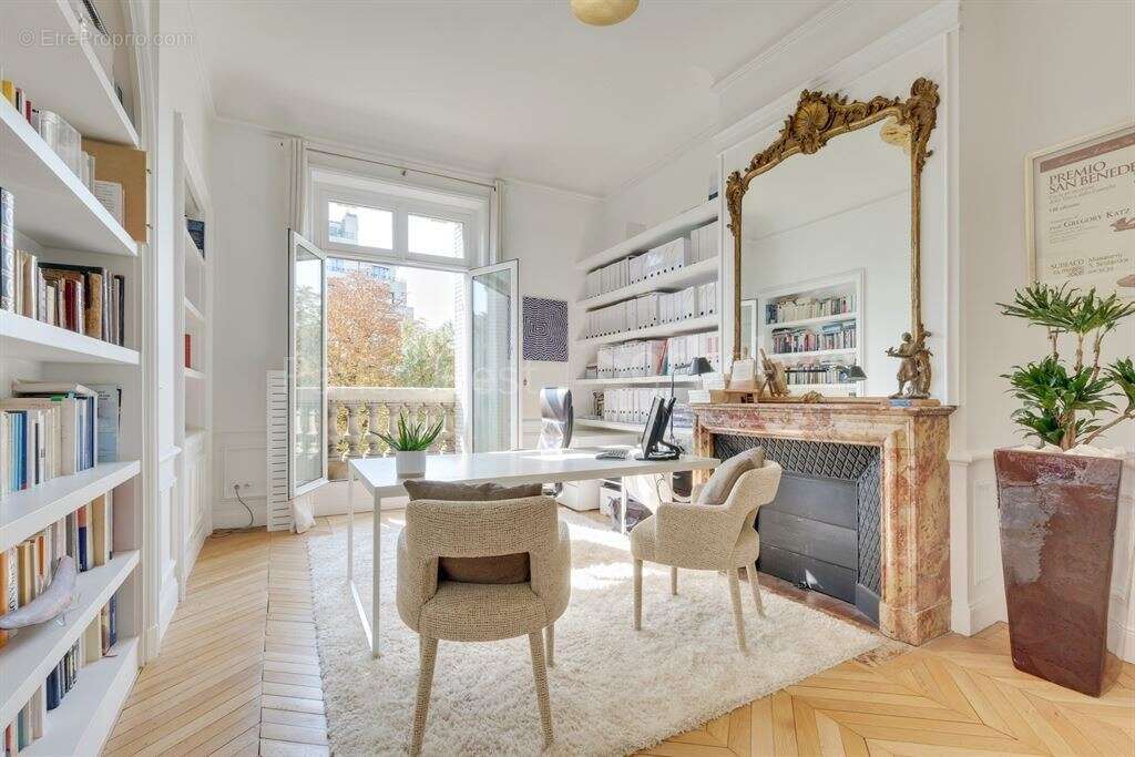 Appartement à PARIS-16E