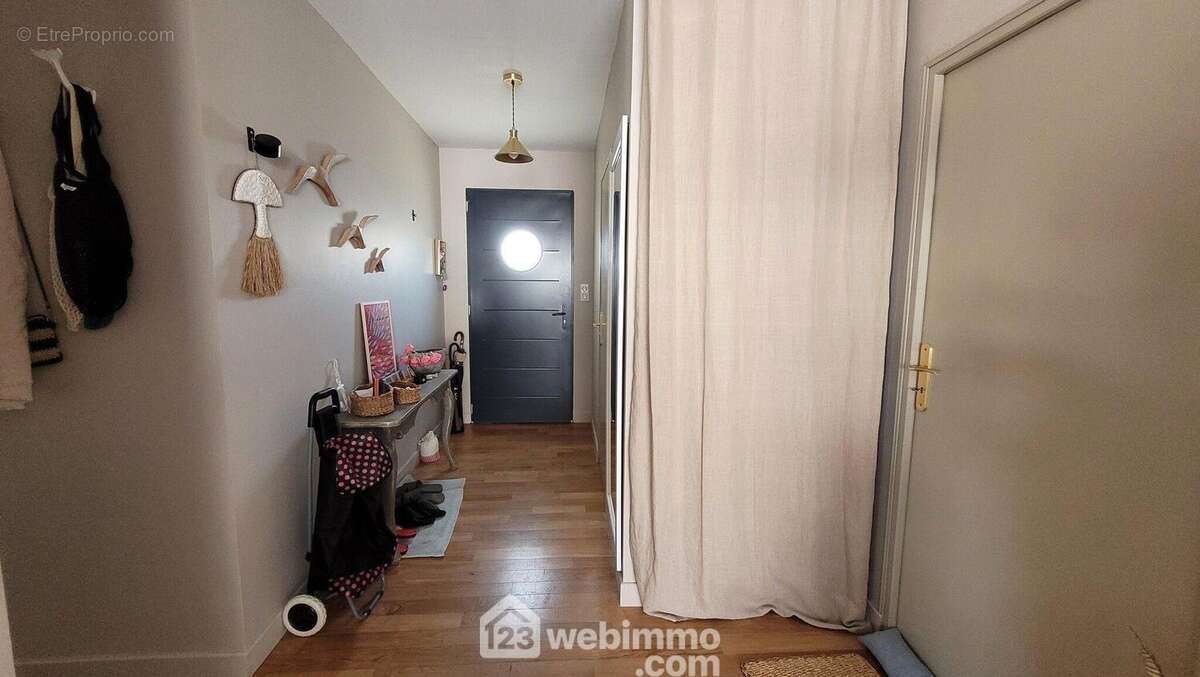 Une entrée avec penderie - Maison à ANGLES