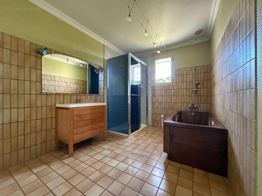 Maison à SAINT-ETIENNE-DE-FONTBELLON