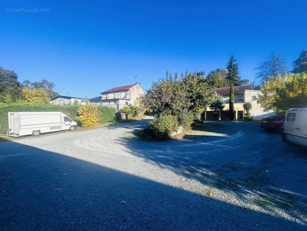 Commerce à RAZAC-SUR-L'ISLE