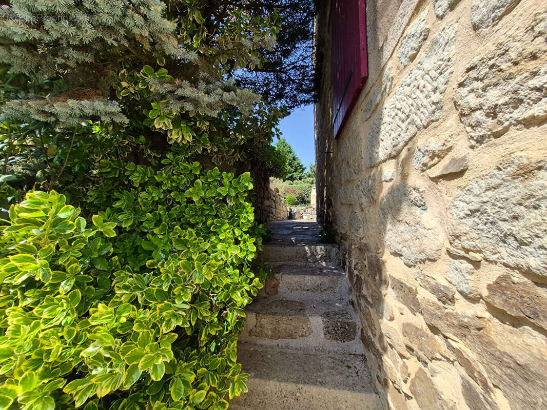 Maison à SAINT-BEAUZELY